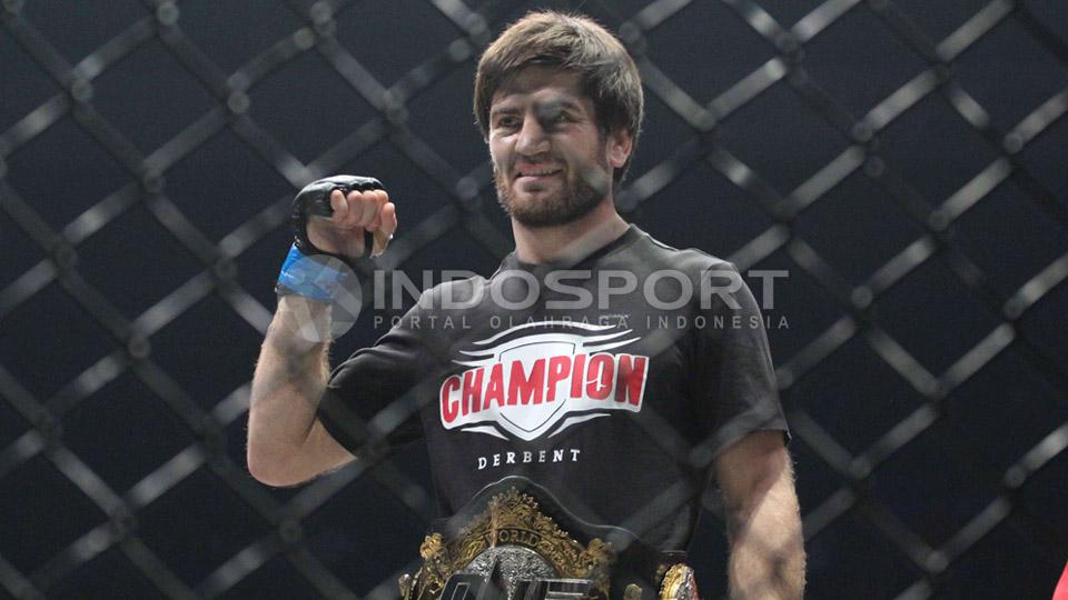 Marat Gafurov berhasil menyabet sabuk gelar juara kelas  Interim Featherweight World Championship dalam ajang One Fighting Championship 2015 di Istora Senayan, Jakarta.